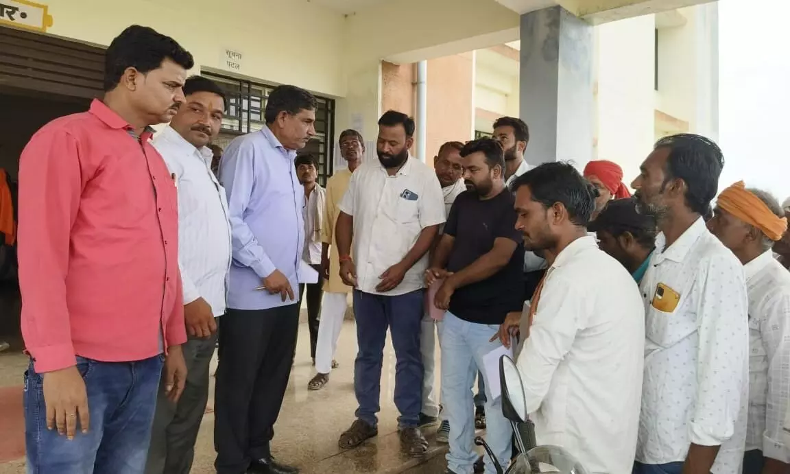 बाढ प्रभावित फसलों का मुआवजा दिलाये जाने सौंपा ज्ञापन बाढ प्रभावित फसलों का मुआवजा दिलाये जाने सौंपा ज्ञापन