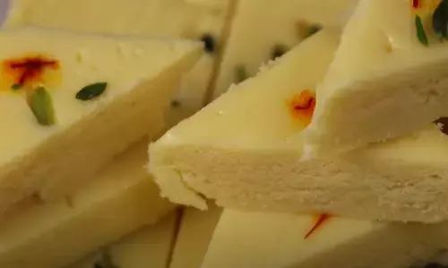 इस रक्षाबंधन बनाएं मुंह में रखते ही घुलने वाली स्वादिष्ट बर्फी, बाजार से मिठाई लाना भूल ही जाएंगे