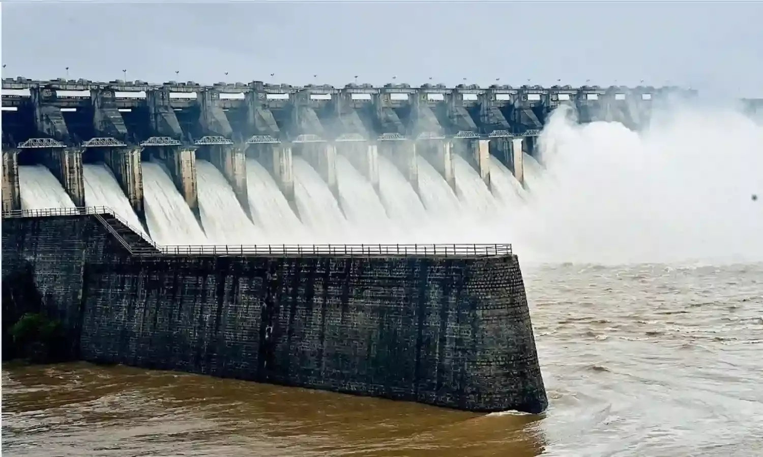 बाँध के चार और गेट खुले, बारिश का आँकड़ा पहुुँचा 36 इंच पर