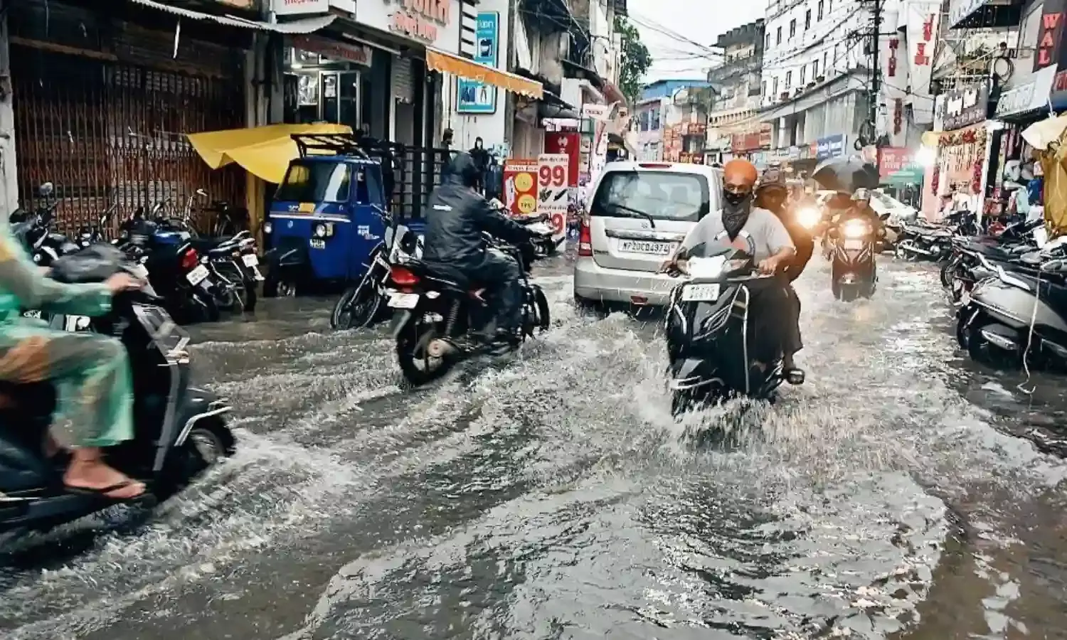 बारिश में नाला बन गईं कई सड़कें, कॉलोनियों व घरों में भरा पानी