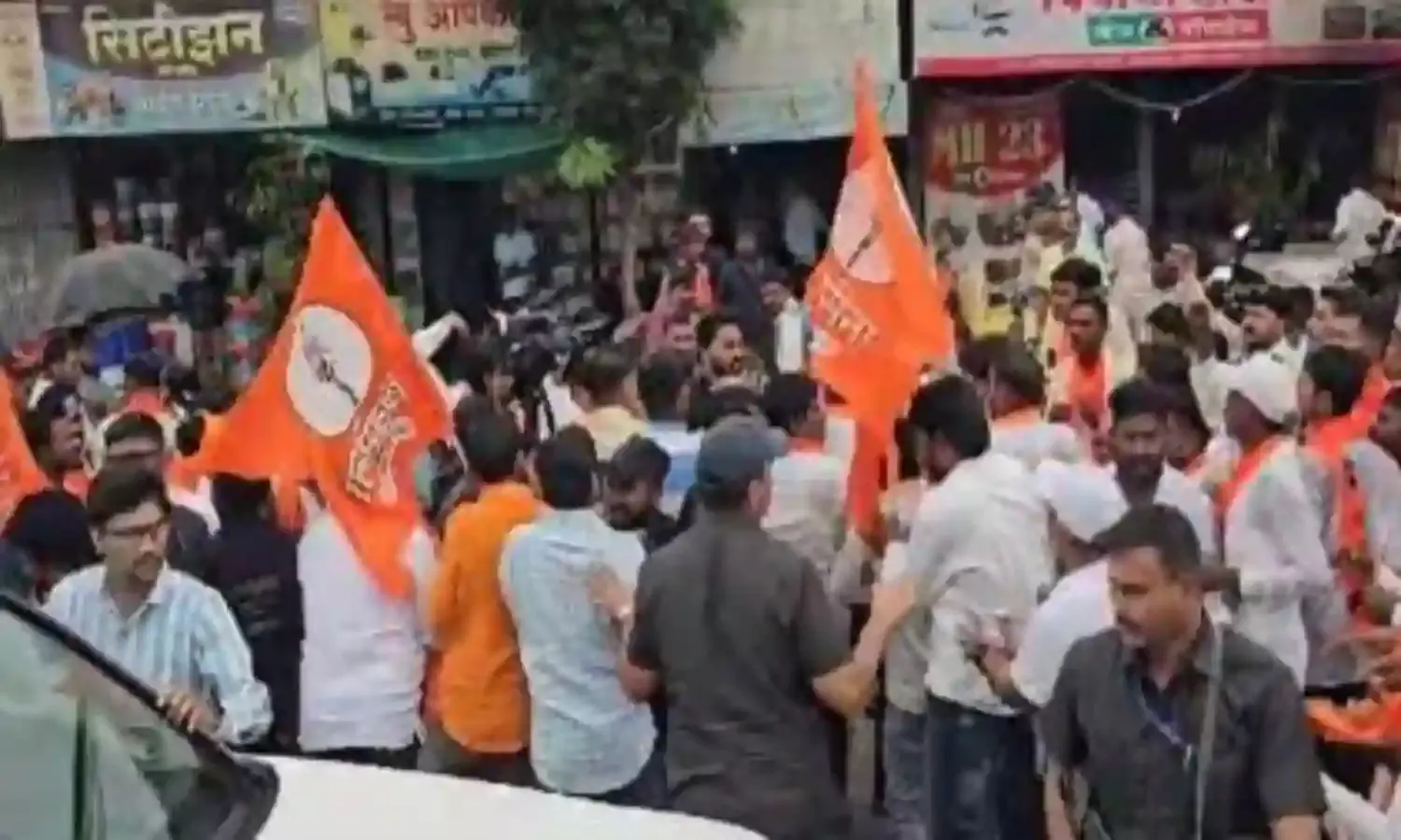 बीड जिले में उद्धव ठाकरे के कार्यकर्ताओं ने रोका राज ठाकरे का काफिला