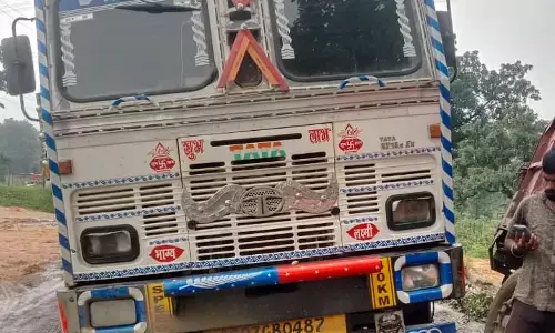 कढ़ोली केंद्र का धान जा रहा छत्तीसगढ़,  सड़क पर ट्रक फंसने से खुली पोल