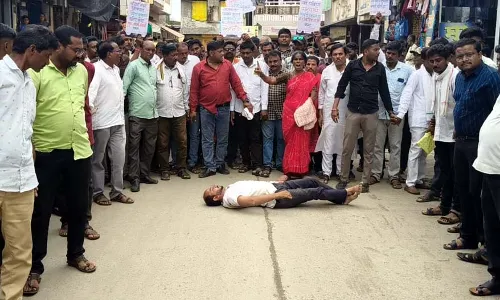 वर्धा जिले में गीला अकाल घोषित करने की मांग को लेकर सवा किलोमीटर तक लोटांगण वर्धा जिले में गीला अकाल घोषित करने की मांग को लेकर सवा किलोमीटर तक लोटांगण