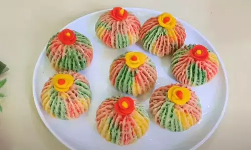 बिना गैस और मावे के बनाएं 10 मिनट में रंगीन मिठाई, मुंह में जाते ही जाएगी घुल बिना गैस और मावे के बनाएं 10 मिनट में रंगीन मिठाई, मुंह में जाते ही जाएगी घुल