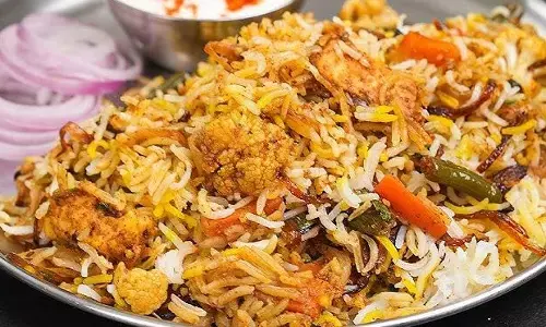 मीठा खा खाकर थक गए हैं तो इस रक्षाबंधन बनाएं घर पर ही आसान और स्वादिष्ट वेज बिरयानी