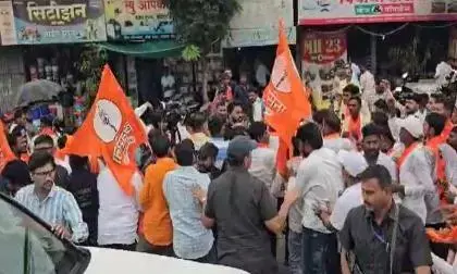 बीड जिले में उद्धव ठाकरे के कार्यकर्ताओं ने रोका राज ठाकरे का काफिला बीड जिले में उद्धव ठाकरे के कार्यकर्ताओं ने रोका राज ठाकरे का काफिला