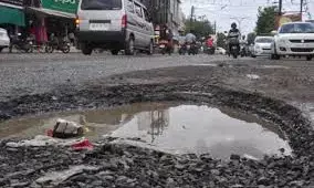 बारिश ने किया पीडब्ल्यूडी का खेला, रेनकोट पहनकर पूरा करना होगा निर्माण कार्य