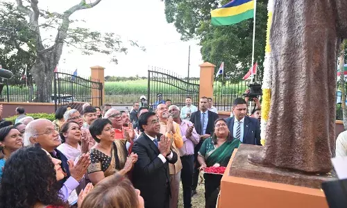 गुरुदेव रबीन्द्रनाथ टैगोर की मूर्ति का अनावरण मॉरीशस के महामहिम राष्ट्रपति ने किया