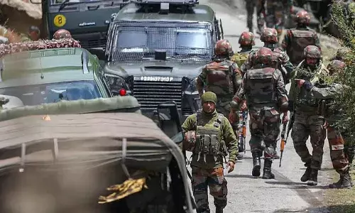 आतंकियों और सुरक्षाकर्मियों के बीच मुठभेड़ जारी, दो जवान शहीद, तीन घायल