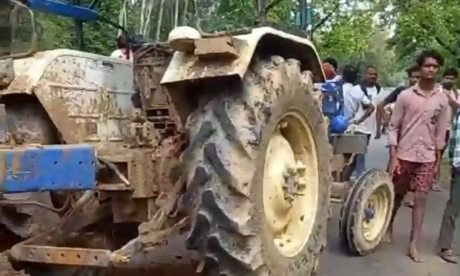 ट्रेक्टर ट्राली मेें दबने से व बाइक भिड़ंत में दो की मौत