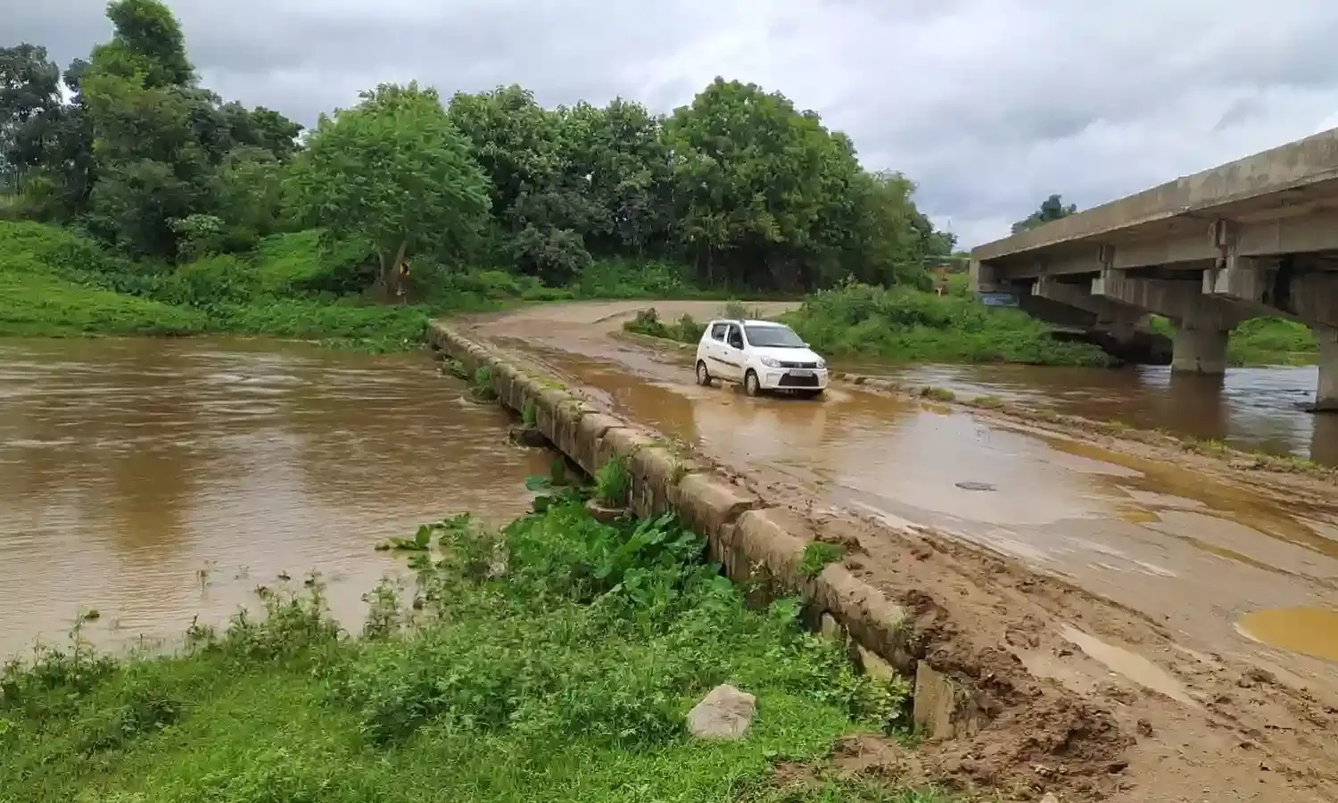 रपटा के ऊपर पानी आते ही बंद हो जाता है बांधवगढ़ मार्ग