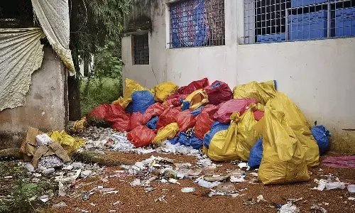 ब्लड से सने कपड़े, निडिल, ड्रिप और दूषित पट्टियां खुले पर पड़े, जिला अस्पताल में खुले में फेंका जा रहा बायो मेडिकल वेस्ट