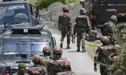आतंकियों और सुरक्षा बलों के बीच ताबड़तोड़ गोलीबारी, मुठभेड़ में घायल नागरिक की मौत, 2 जवान शहीद, पैरा कमांडो तैनात