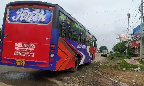 बसों का सर्विस सेंटर बनकर रह गई निर्माणाधीन मॉडल रोड, सड़क किनारे करते हैं बसों की धुलाई व मरम्मत बसों का सर्विस सेंटर बनकर रह गई निर्माणाधीन मॉडल रोड, सड़क किनारे करते हैं बसों की धुलाई व मरम्मत