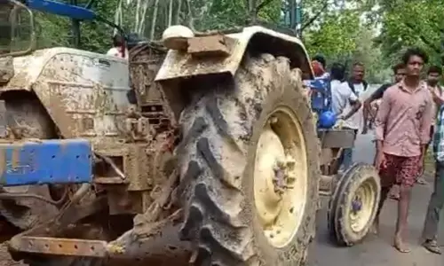 ट्रेक्टर ट्राली मेें दबने से व बाइक भिड़ंत में दो की मौत ट्रेक्टर ट्राली मेें दबने से व बाइक भिड़ंत में दो की मौत