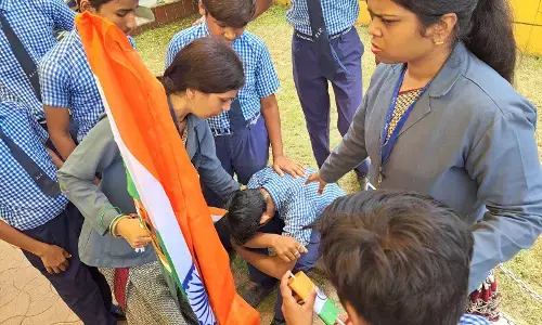 चक्कर खाकर गिरे बच्चे, पर्याप्त पेयजल का भी इंतजाम नहीं चक्कर खाकर गिरे बच्चे, पर्याप्त पेयजल का भी इंतजाम नहीं