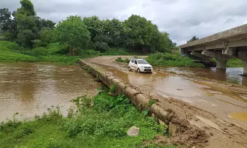 रपटा के ऊपर पानी आते ही बंद हो जाता है बांधवगढ़ मार्ग रपटा के ऊपर पानी आते ही बंद हो जाता है बांधवगढ़ मार्ग