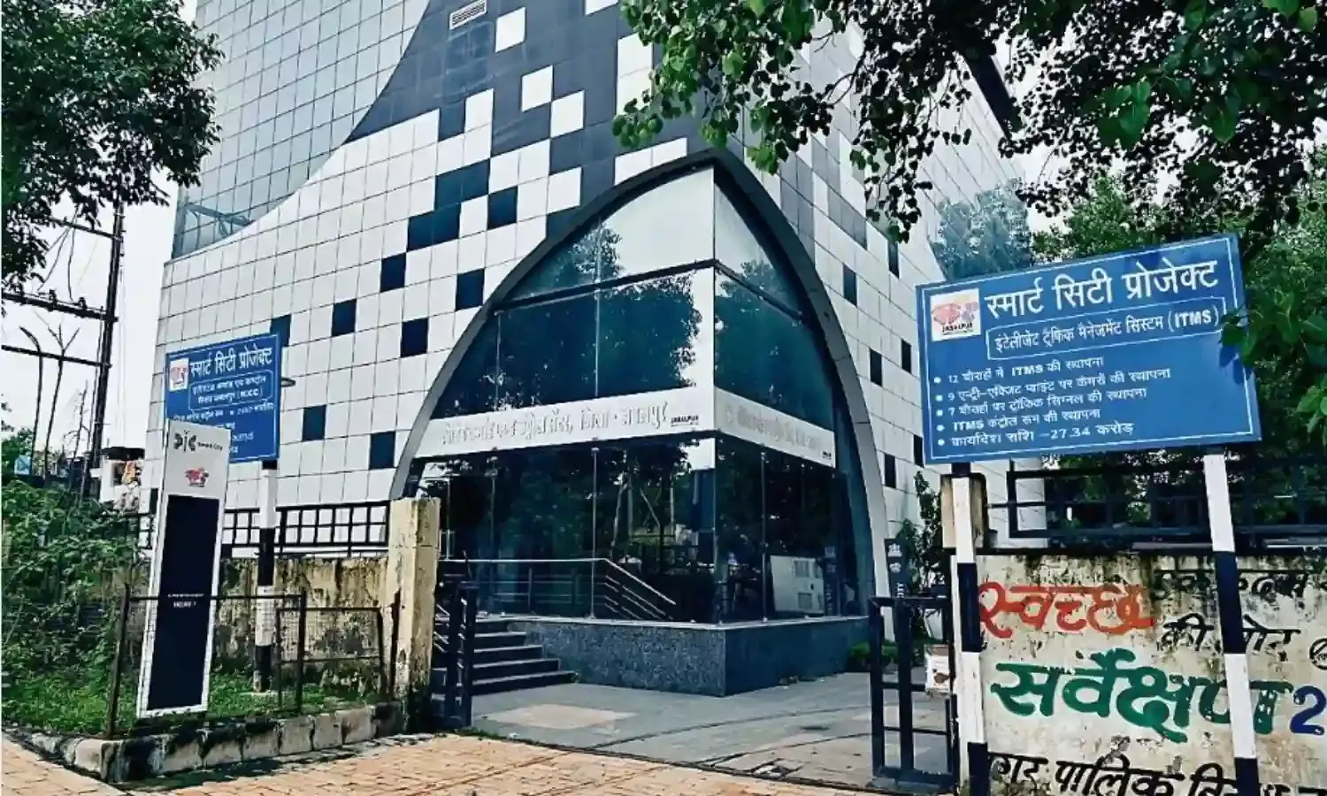 करोड़ों की बिल्डिंग में ताला लगने की नौबत