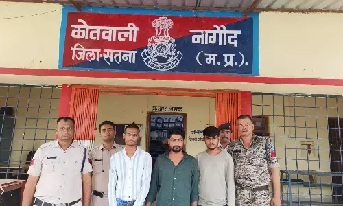 घर में घुसकर महिला से गैंगरेप के 3 आरोपी गिरफ्तार, पुलिस ने कोर्ट में पेश कर भेजा उपजेल घर में घुसकर महिला से गैंगरेप के 3 आरोपी गिरफ्तार, पुलिस ने कोर्ट में पेश कर भेजा उपजेल