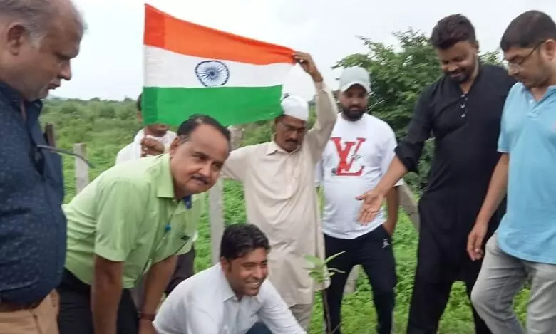 शहीदन बाबा की दरगाह में तिरंगा लेकर किया गया वृक्षारोपण शहीदन बाबा की दरगाह में तिरंगा लेकर किया गया वृक्षारोपण