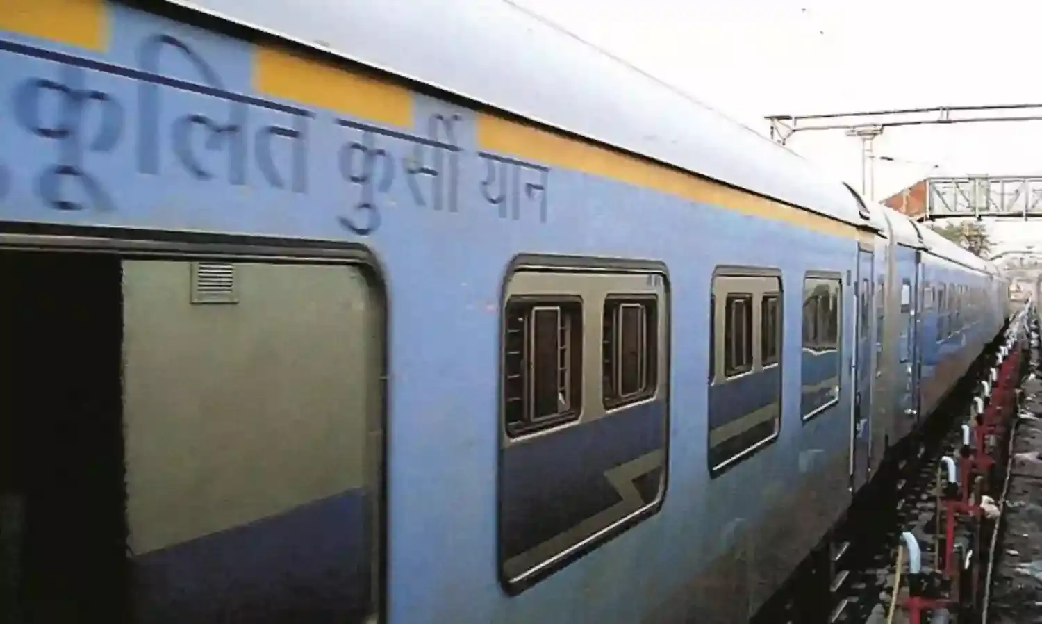 ट्रेन हादसे के चलते रानी कमलापति इंटरसिटी और श्रीधाम एक्सप्रेस को बीच स्टेशन में रोका