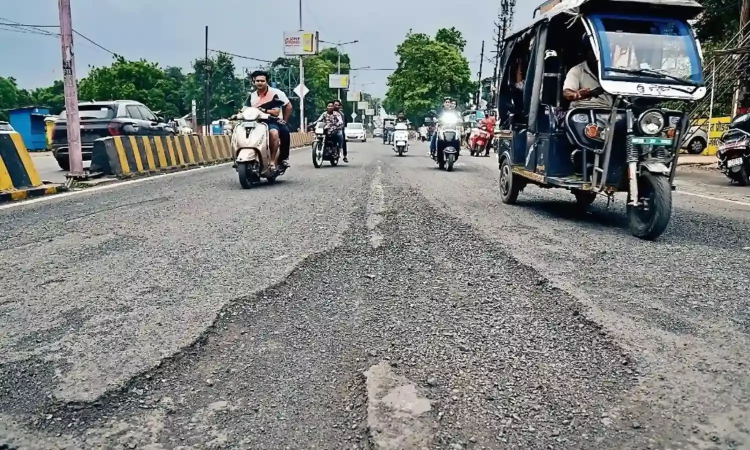 महज एक साल में ही उखड़ गई 7 करोड़ की सड़क