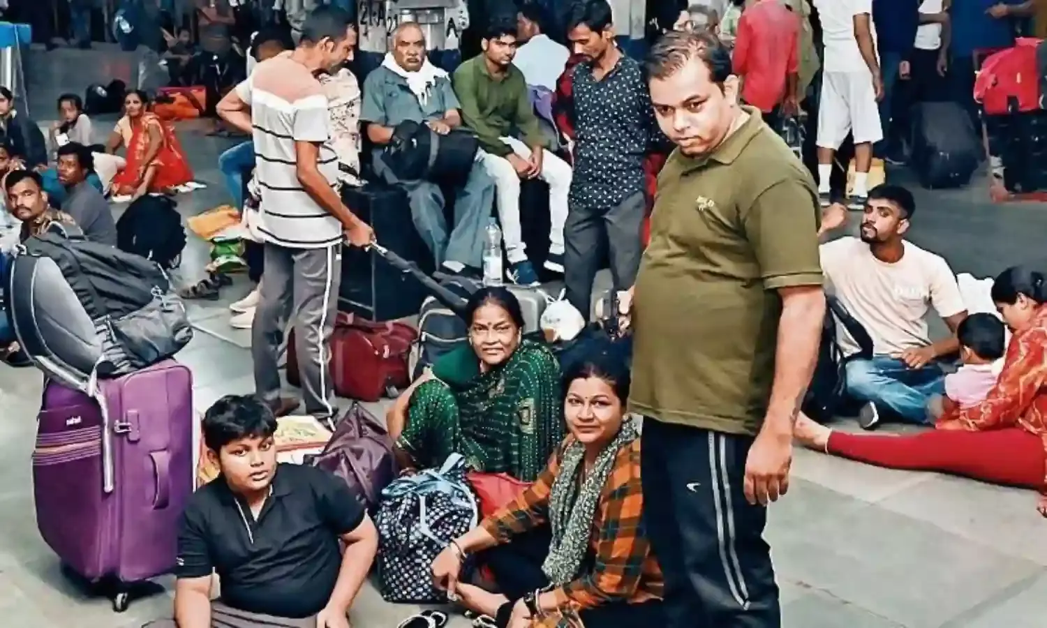 एक माह पूर्व से ही वेटिंग का आँकड़ा आधा सैकड़ा के करीब
