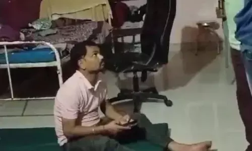 तड़पते रहे दुर्घटना में घायल दो व्यक्ति, नशे में धुत पड़े रहे वैद्यकीय अधिकारी