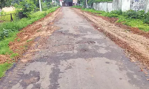 प्रधानमंत्री ग्राम सड़क योजना से बना रोड एक वर्ष में ही उखड़ा, मार्ग पर बिखरी गिटि्टयां