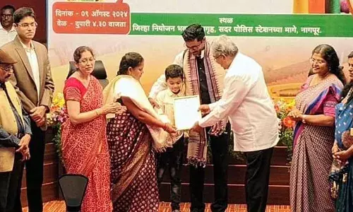 रेशम उद्योग से चमकाई किस्मत, तीन किसानों को रेशम रत्न पुरस्कार से नवाजा रेशम उद्योग से चमकाई किस्मत, तीन किसानों को रेशम रत्न पुरस्कार से नवाजा