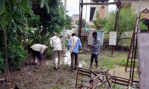 सार्वजनिक जगह पर बनाए गए ट्रांसफार्मर से मंडरा रहा है खतरा सार्वजनिक जगह पर बनाए गए ट्रांसफार्मर से मंडरा रहा है खतरा