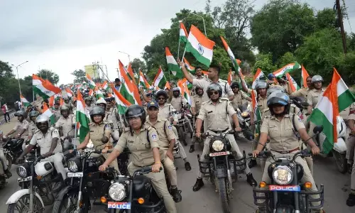 परेड ग्राउंड से निकली पुलिस की बाइक रैली