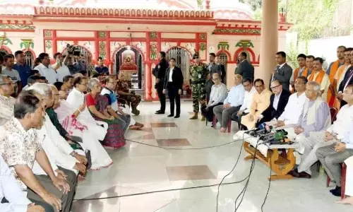 हिंदुओं पर हो रहे हमलों के बीच, प्रसिद्ध ढाकेश्वरी मंदिर पहुंचे पीएम मोहम्मद यूनुस, बोले - लोकतंत्र में सब बराबर