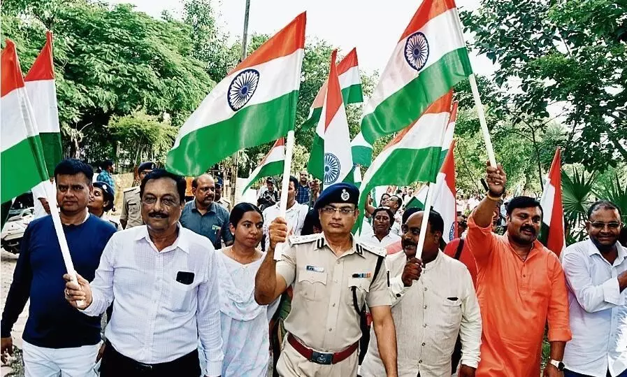 हाथों में तिरंगा लेकर निकाली यात्रा हाथों में तिरंगा लेकर निकाली यात्रा