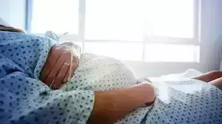 टॉर्च की रोशनी से डिलीवरी के दौरान महिला-नवजात की मौत मामले में नोटिस टॉर्च की रोशनी से डिलीवरी के दौरान महिला-नवजात की मौत मामले में नोटिस