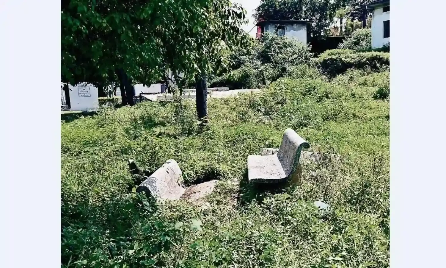 जिस गार्डन में खिलने थे रंग-बिरंगे फूल वहाँ पर नजर आ रहीं टूटी-फूटी सीमेंटेड कुर्सियाँ
