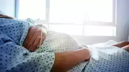 टॉर्च की रोशनी से डिलीवरी के दौरान महिला-नवजात की मौत मामले में नोटिस