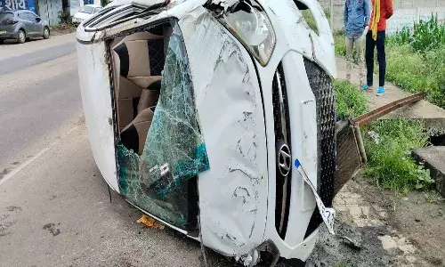 अनियंत्रित कार डिवाइडर से टकराकर पलट गई, मेडिकल के 1 छात्र की मौत, 1 घायल अनियंत्रित कार डिवाइडर से टकराकर पलट गई, मेडिकल के 1 छात्र की मौत, 1 घायल