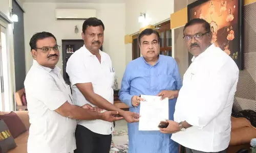 महाराष्ट्र के पूर्व मंत्री सुरेश धस ने की केंद्रीय मंत्री नितिन गडकरी से मुलाकात