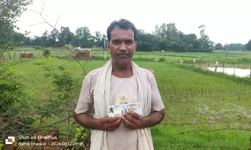 आधार कार्ड की त्रुटियां ग्रामीणों पर पड़ रहीं भारी, केवाईसी के बाद मोहन्द्रा में 40 लोगों की वृद्धा पेंशन अटकी