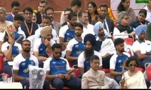 राहुल गांधी को चौथी लाइन में बैठाने पर भड़की कांग्रेस, दिग्विजय ने साधा निशाना, रक्षा मंत्रालय की आई सफाई