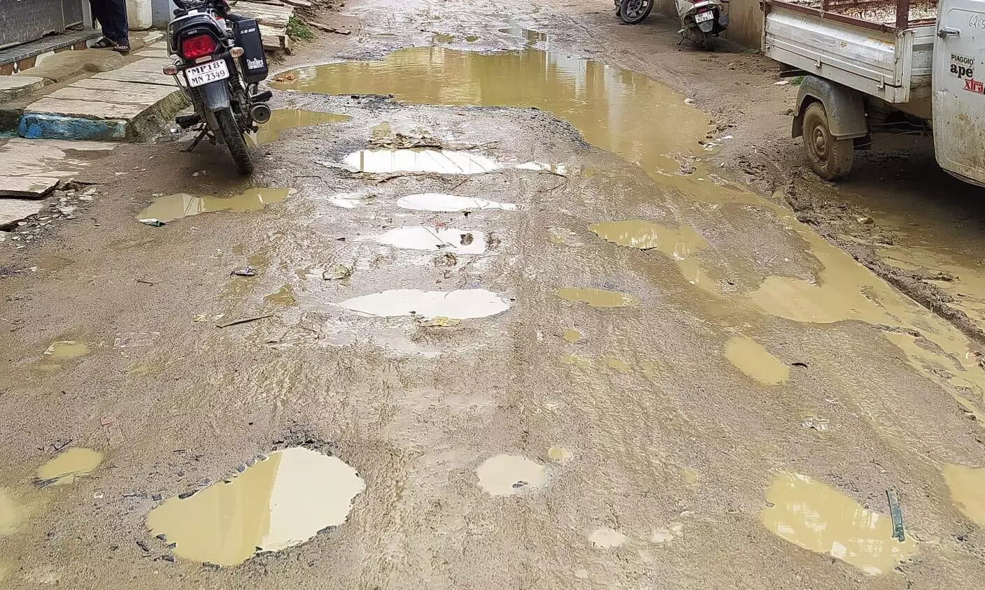 शहर की सडक़ों को लील रहा सीवर लाइन का कार्य शहर की सडक़ों को लील रहा सीवर लाइन का कार्य