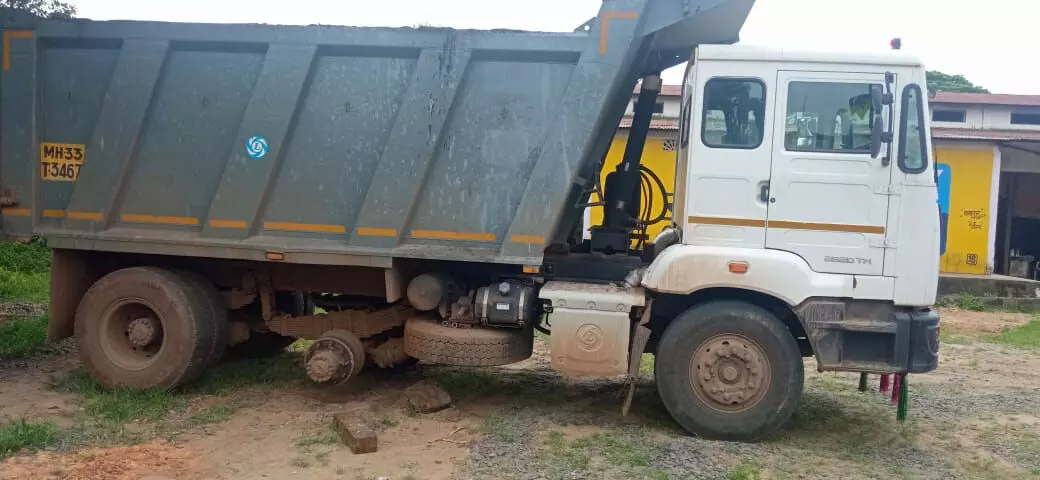 राइस मिल के सामने खड़े वाहनों के पहिए और डीजल निकालकर ले गये चोर राइस मिल के सामने खड़े वाहनों के पहिए और डीजल निकालकर ले गये चोर