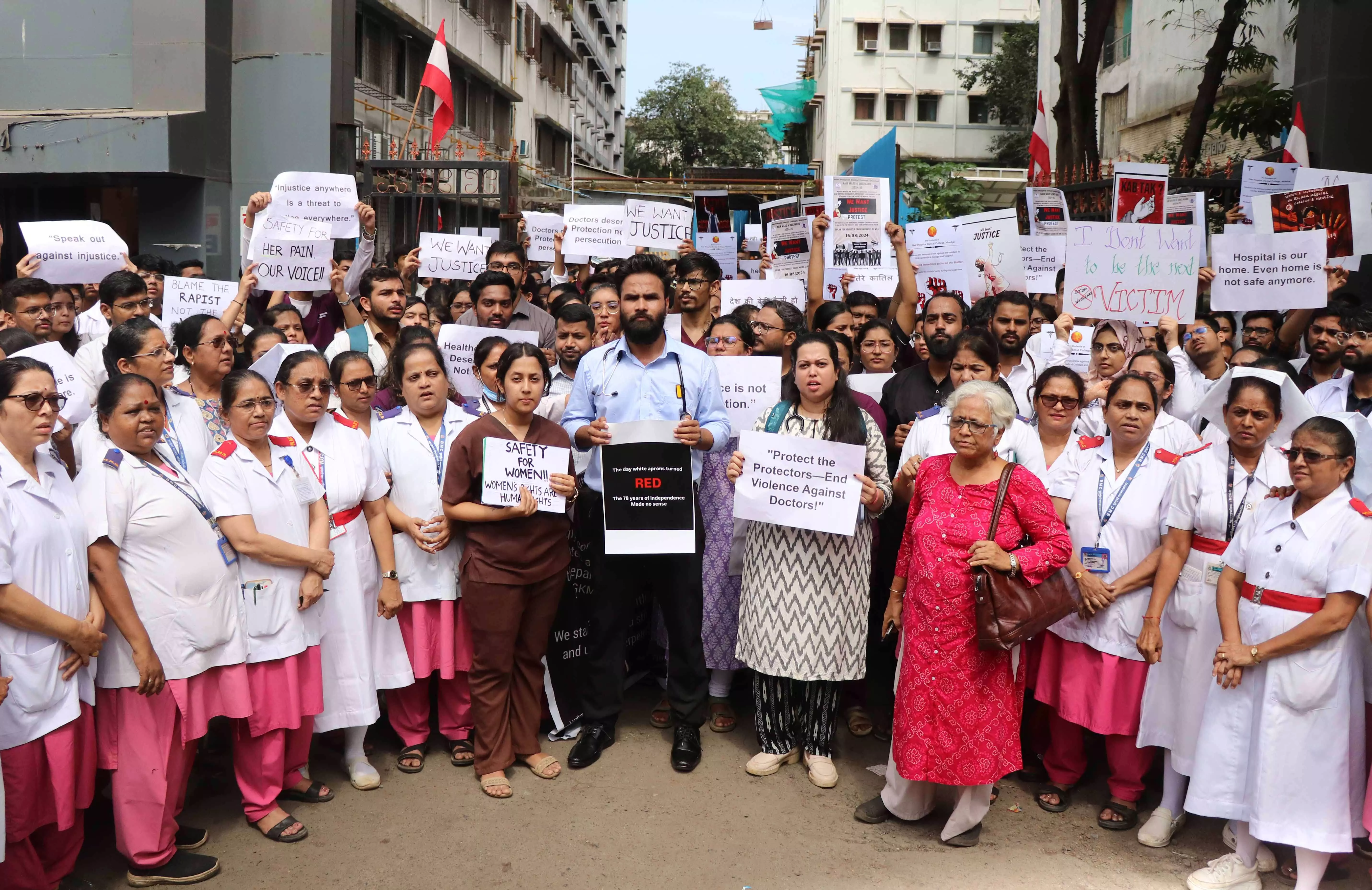 रेजिडेंट डॉक्टरों की हड़ताल को अब वरिष्ठ डॉक्टर और नर्सों का मिला समर्थन रेजिडेंट डॉक्टरों की हड़ताल को अब वरिष्ठ डॉक्टर और नर्सों का मिला समर्थन
