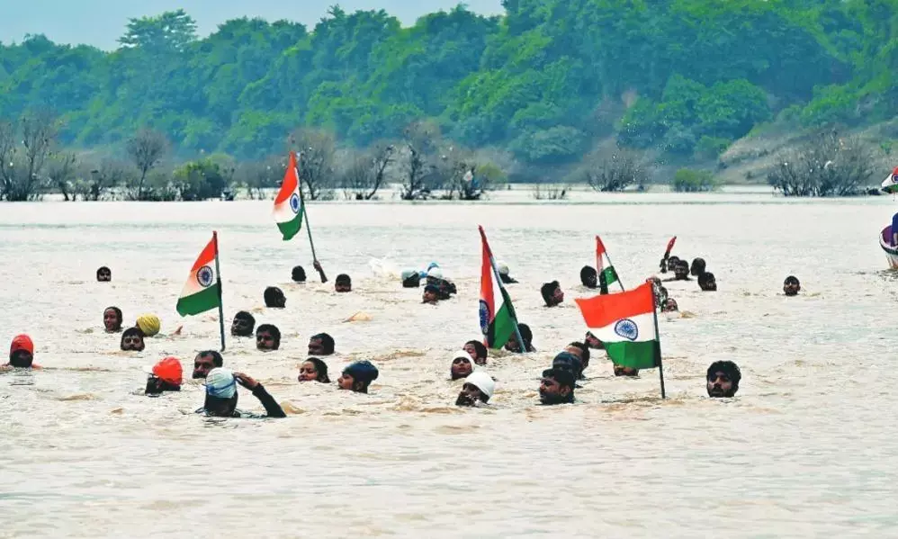 जिलहरी घाट से तिलवारा तक निकली अखण्ड भारत तिरंगा यात्रा