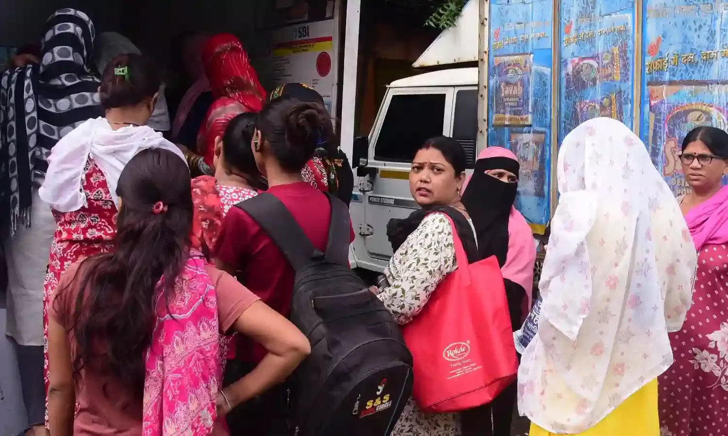बैंकों में लगी लाडली बहनों की भीड़, 5 लाख 48 हजार बहनों के खाते में जमा हुए 3-3 हजार रुपए