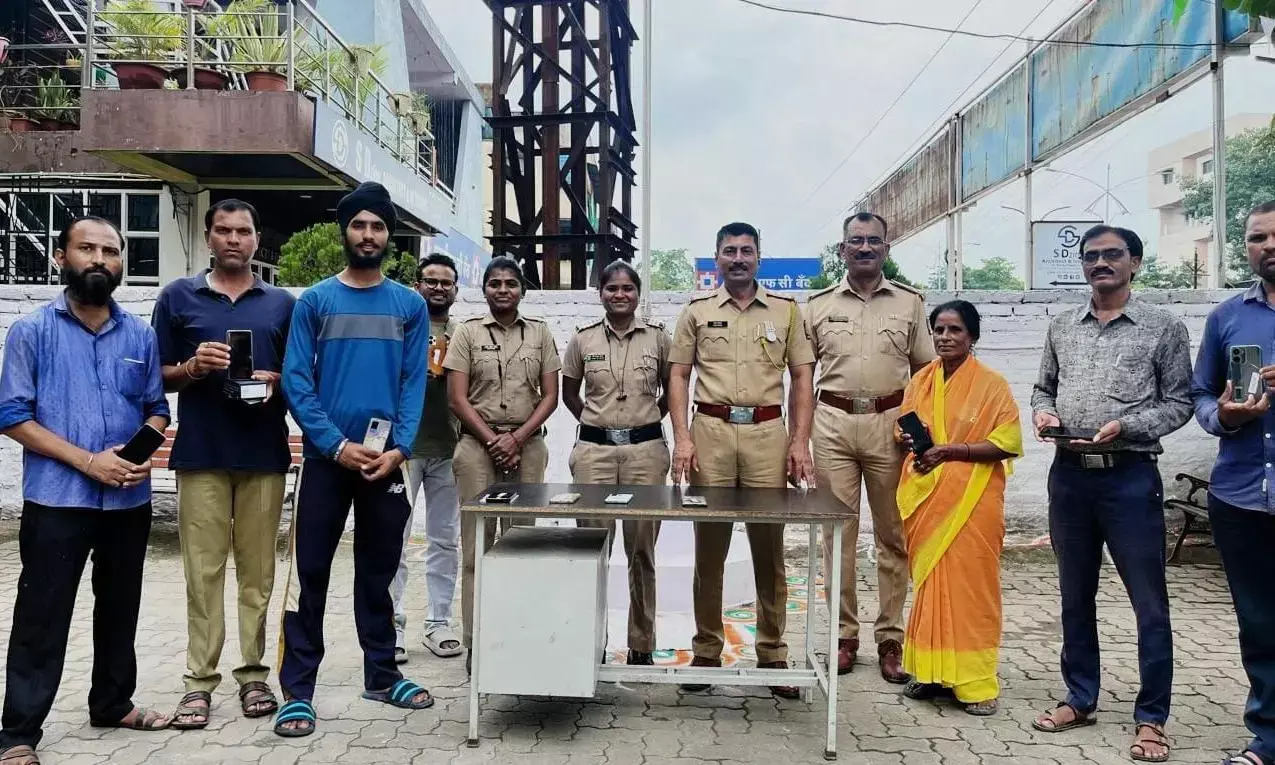 कपिल नगर पुलिस ने चोरी गए मोबाइल ढूंढकर लौटाए, मालिकों के खिले चेहरे, हुई प्रशंसा