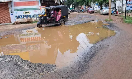 गायत्री मंदिर से झूला पुल मार्ग, 150 मीटर में 87 गड्ढे गायत्री मंदिर से झूला पुल मार्ग, 150 मीटर में 87 गड्ढे