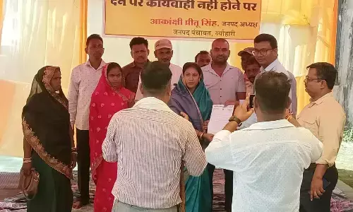 जिला पंचायत सीइओ के आदेश के विरोध में धरने पर बैठीं ब्यौहारी जनपद अध्यक्ष