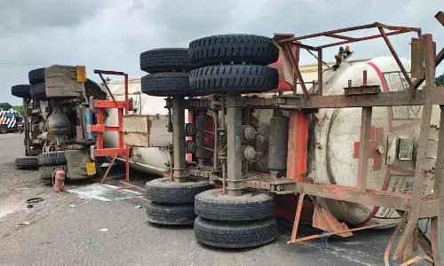 एलपीजी से भरा टैंकर पलटा,आसपास के लोगों को हटाया